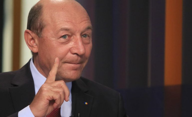 Traian Băsescu: Există o notă SRI privind șpăgi date în minister. Eu am citit-o şi l-am atenţionat pe ministru