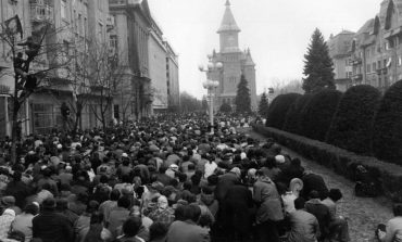 Moment de reculegere în memoria eroilor Revoluţiei, pe treptele Catedralei din Timişoara