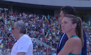 VIDEO Simona Halep şi-a prezentat trofeul de la Roland Garros pe Arena Naţională. Gabriela Firea, huiduită din tribune