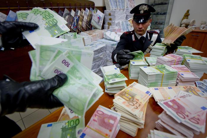 Bancnote false valorând 28 de milioane de euro, produse inclusiv în România, confiscate în Italia