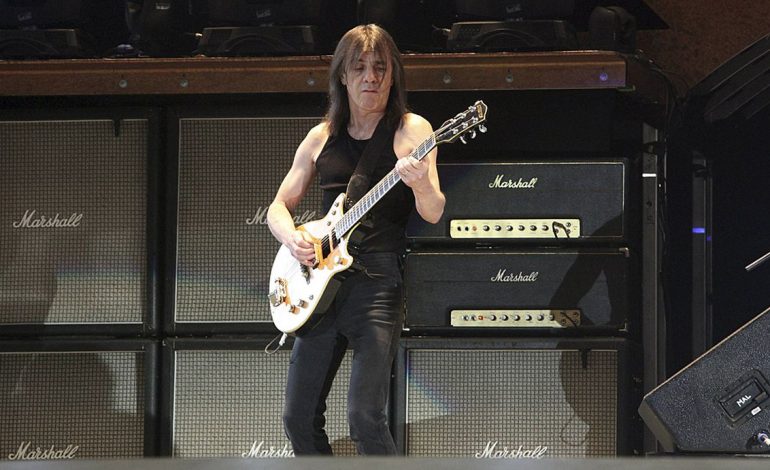 Doliu în lumea muzicii: chitaristul Malcolm Young, cofondator al trupei AC/DC, a murit