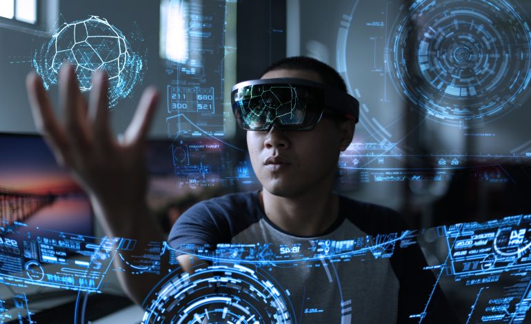 ”Computerul holografic” HoloLens ajunge şi în România. Vezi cât costă!