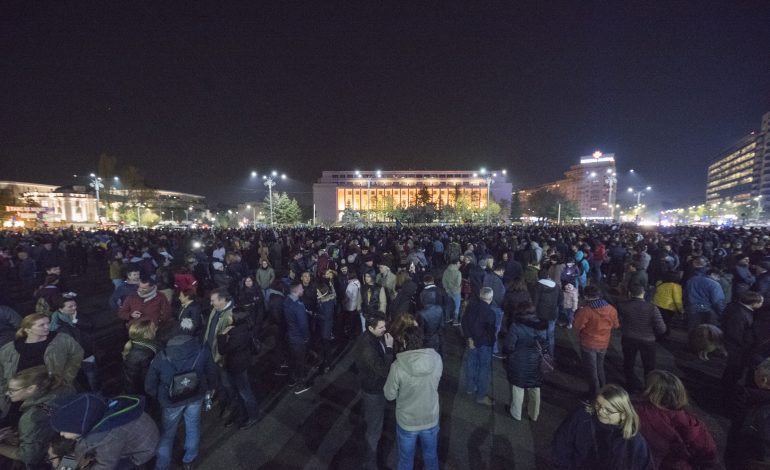 Sute de persoane protestează în Piața Victoriei și în țară față de modificarea legilor Justiției