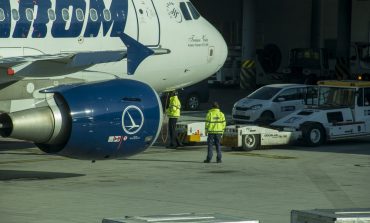 Pasagerii unei curse Tarom, blocaţi de peste 12 ore pe aeroportul Schiphol din Amsterdam. Compania a instituit o celulă de criză