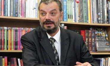 Peter Eckstein-Kovacs şi-a anunţat demisia din UDMR, reclamând ”cârdăşia” cu PSD şi adoptarea modificărilor la codurile penale cu voturile formaţiunii