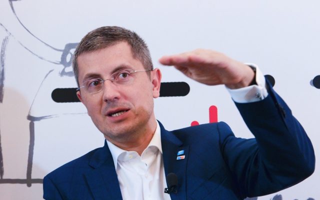 Lumeapolitică.ro: „Fosta firmă a lui Dan Barna a umplut simpatizanții USR de bani europeni”